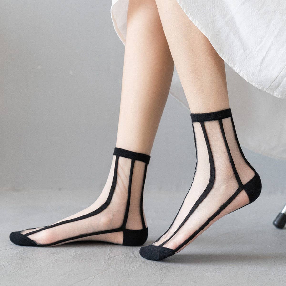 BLACK AND WHITE JACQUARD TRANSPARENT MID-TUBE SOCKS_CWMS0414