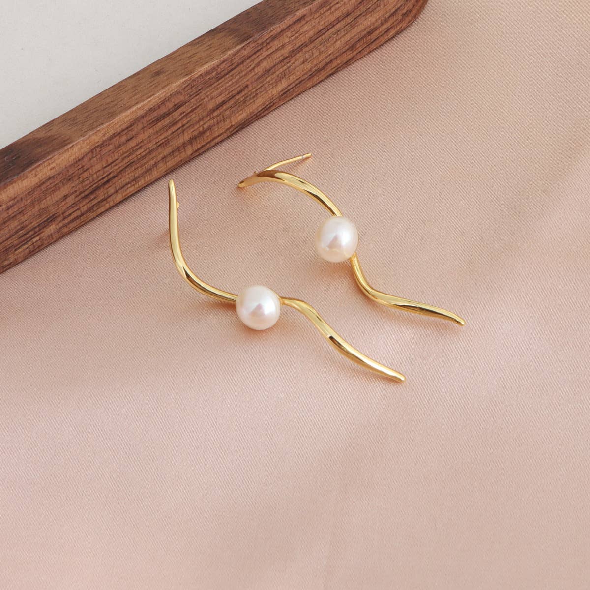Light luxury freshwater Baroque pearl earrings