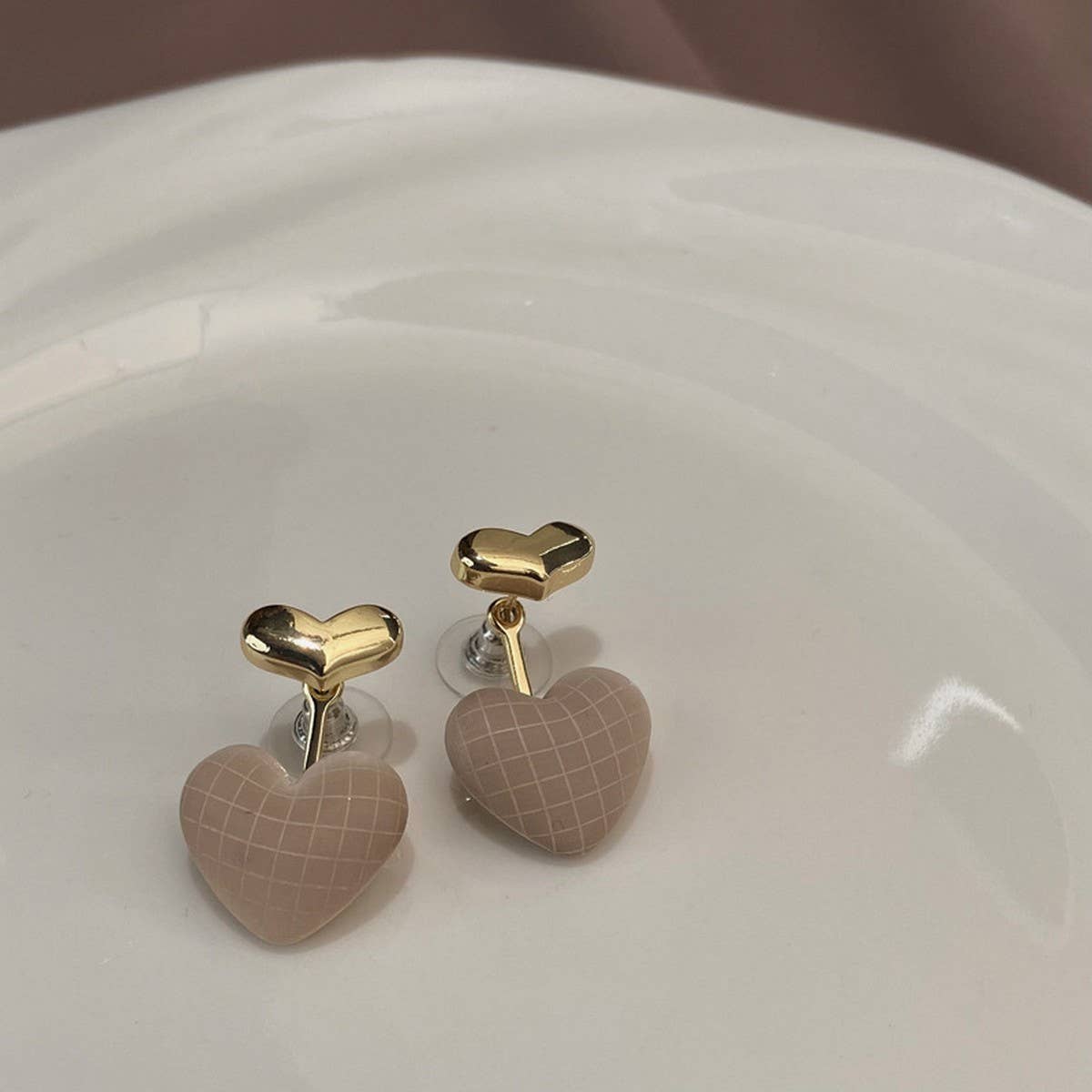 TEMPERAMENTAL HIGH-END CHECKERED HEART EARRINGS