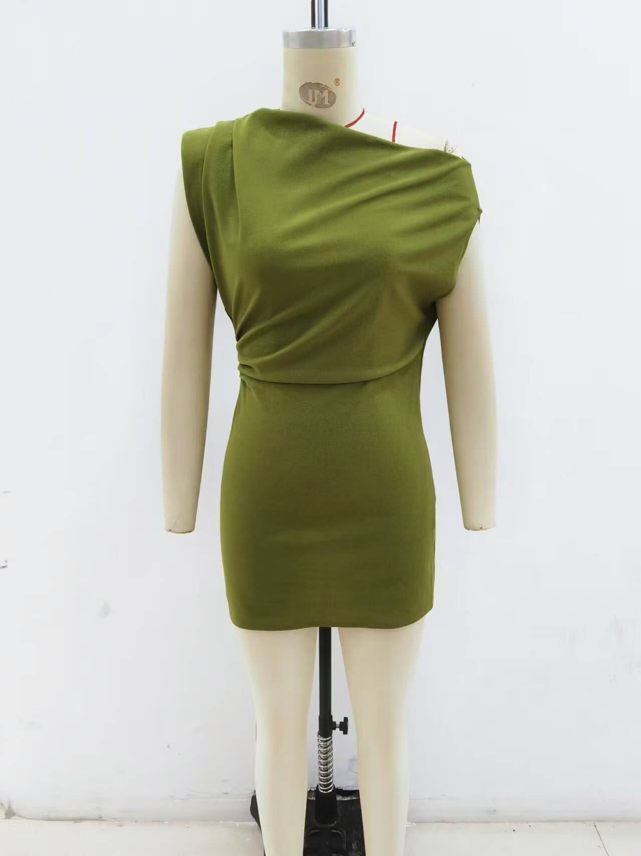 Off-the-shoulder houlder pads short dress