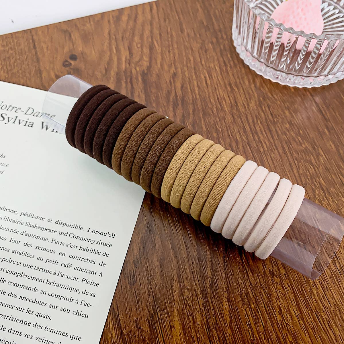 A set of 20 canned colorful hair ties