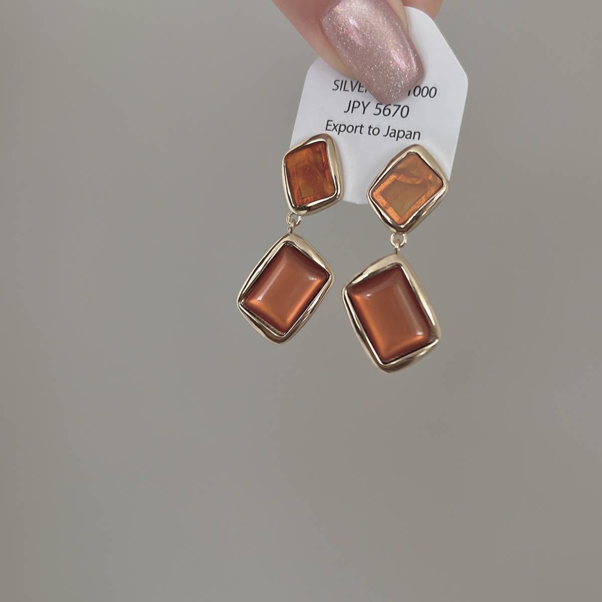 BROWN RESIN SQUARE EARRINGS_CWAJE1304