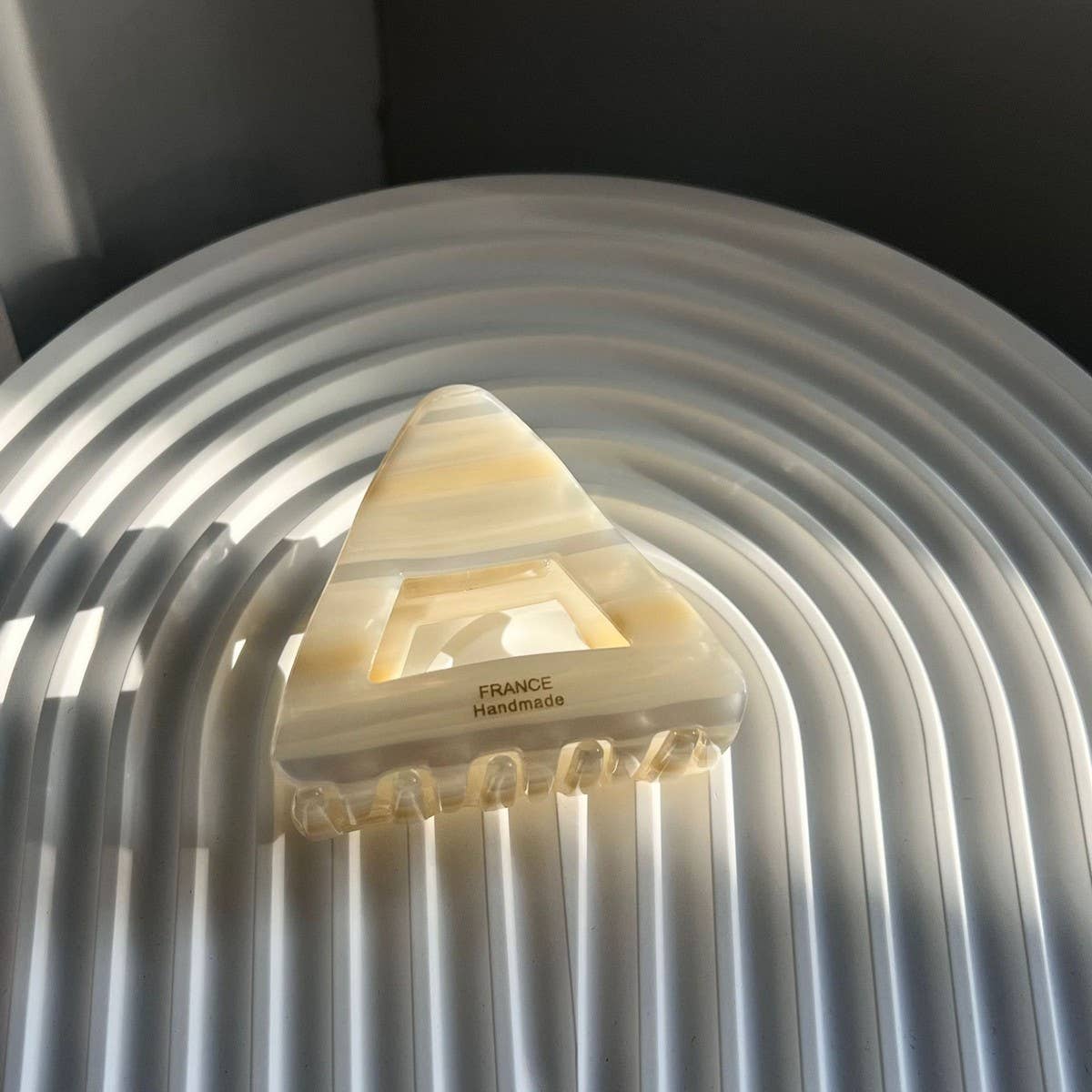 STRIPED TRIANGLE SIMPLE HAIRPIN_CWAHA2634