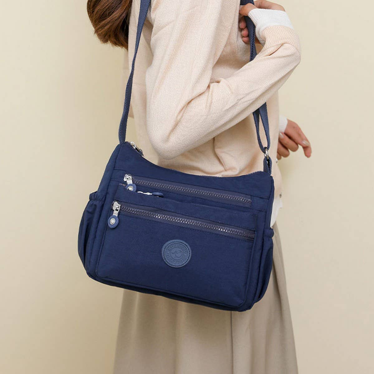 LIGHTWEIGHT NYLON MULTI-LAYER SHOULDER BAG