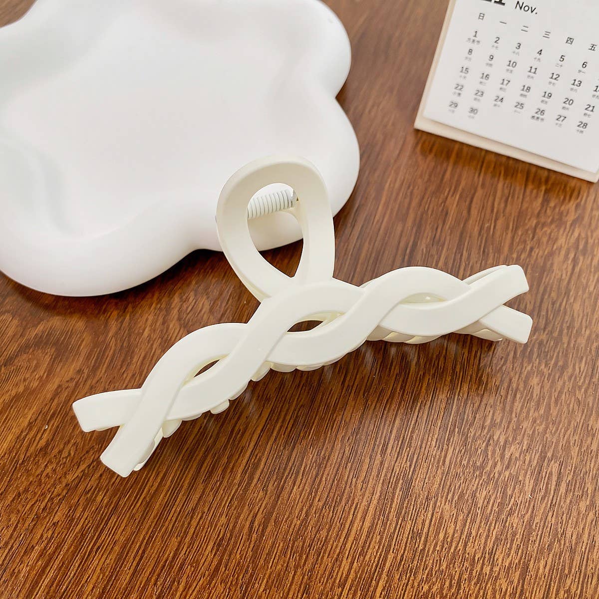 Versatile fashionable hollowed-out grab clip