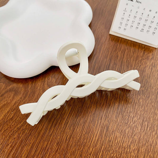 Versatile fashionable hollowed-out grab clip