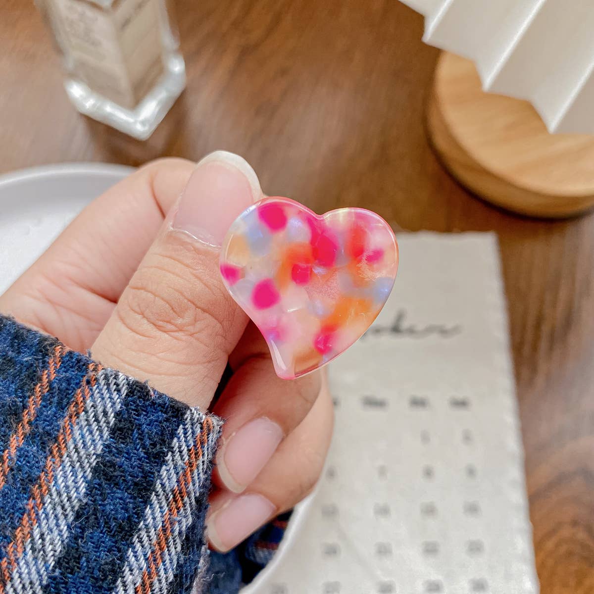 Cute acetic acid heart-shaped small clipper