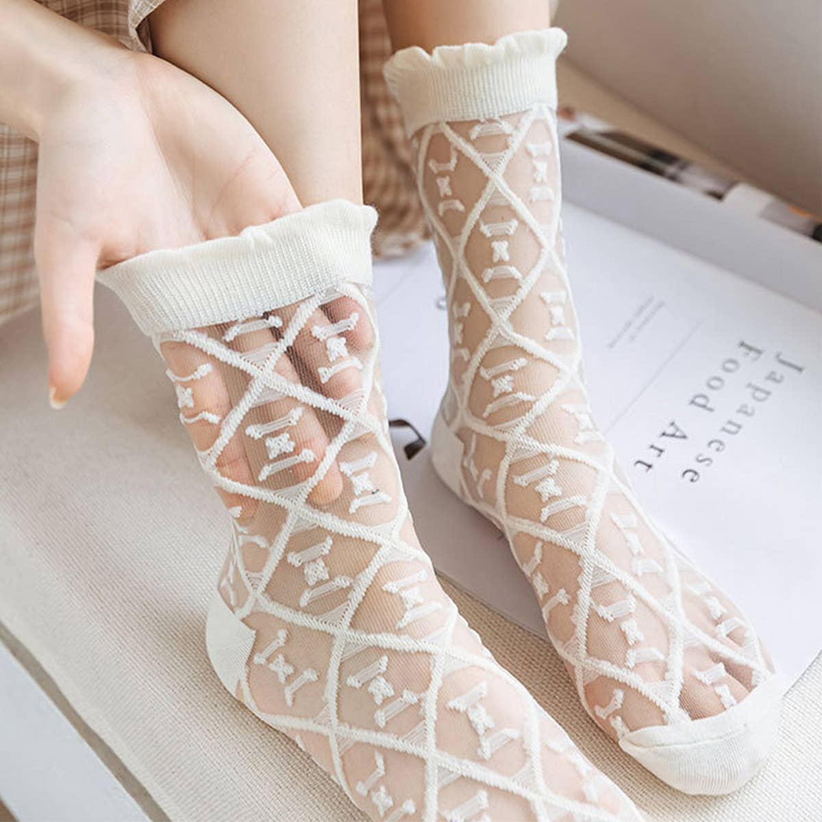 SUMMER THIN WHITE FLORAL DESIGN BOAT SOCKS