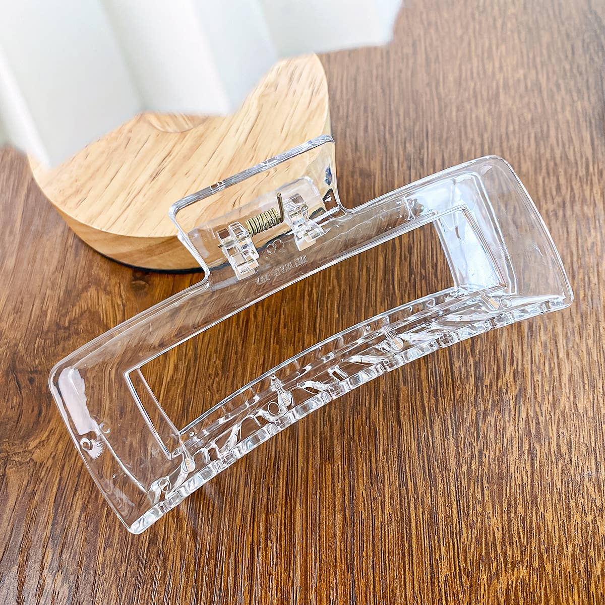 Arc-shaped semi-circular transparent gripper