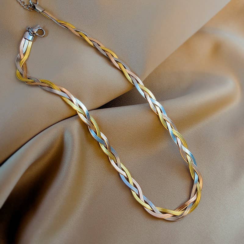 A versatile double-layer stacked chain necklace