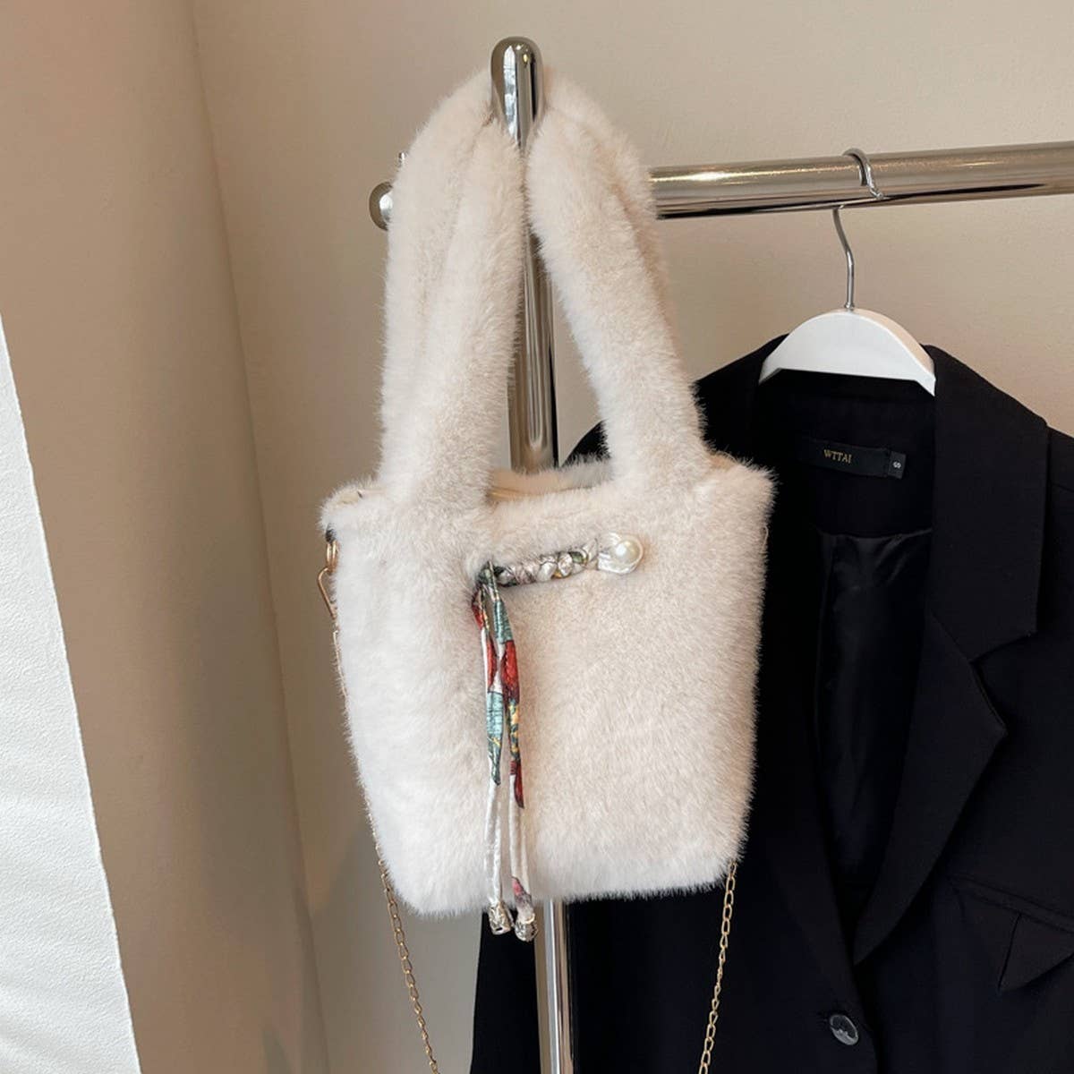 WINTER SHOULDER CROSSBODY PLUSH BUCKET BAG_CWAB3983