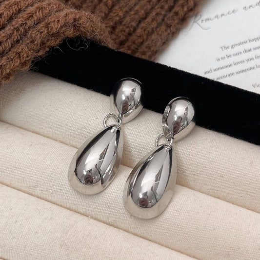 TEMPERAMENTAL AND VERSATILE METAL EARRINGS