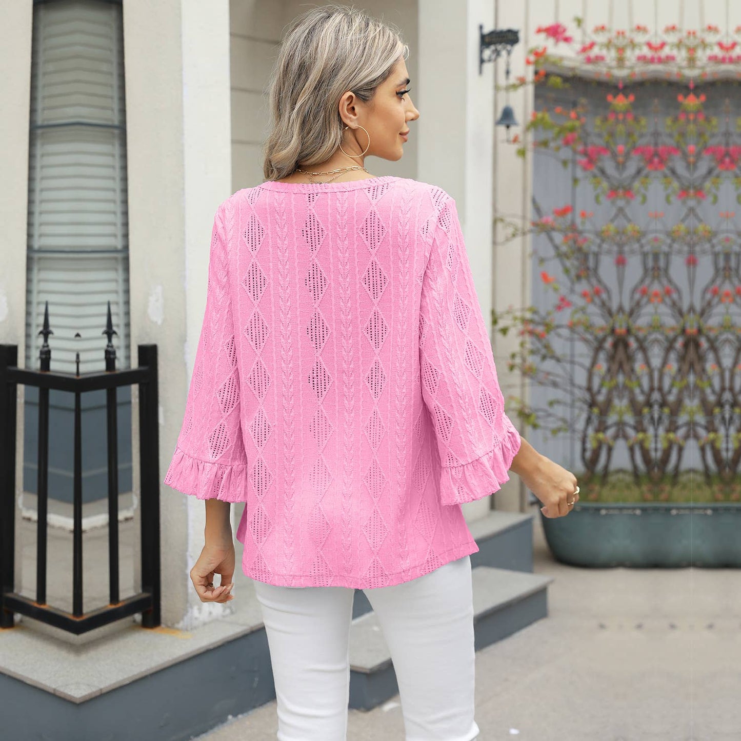 V-neck diamond check cutout horn sleeve T-shirt