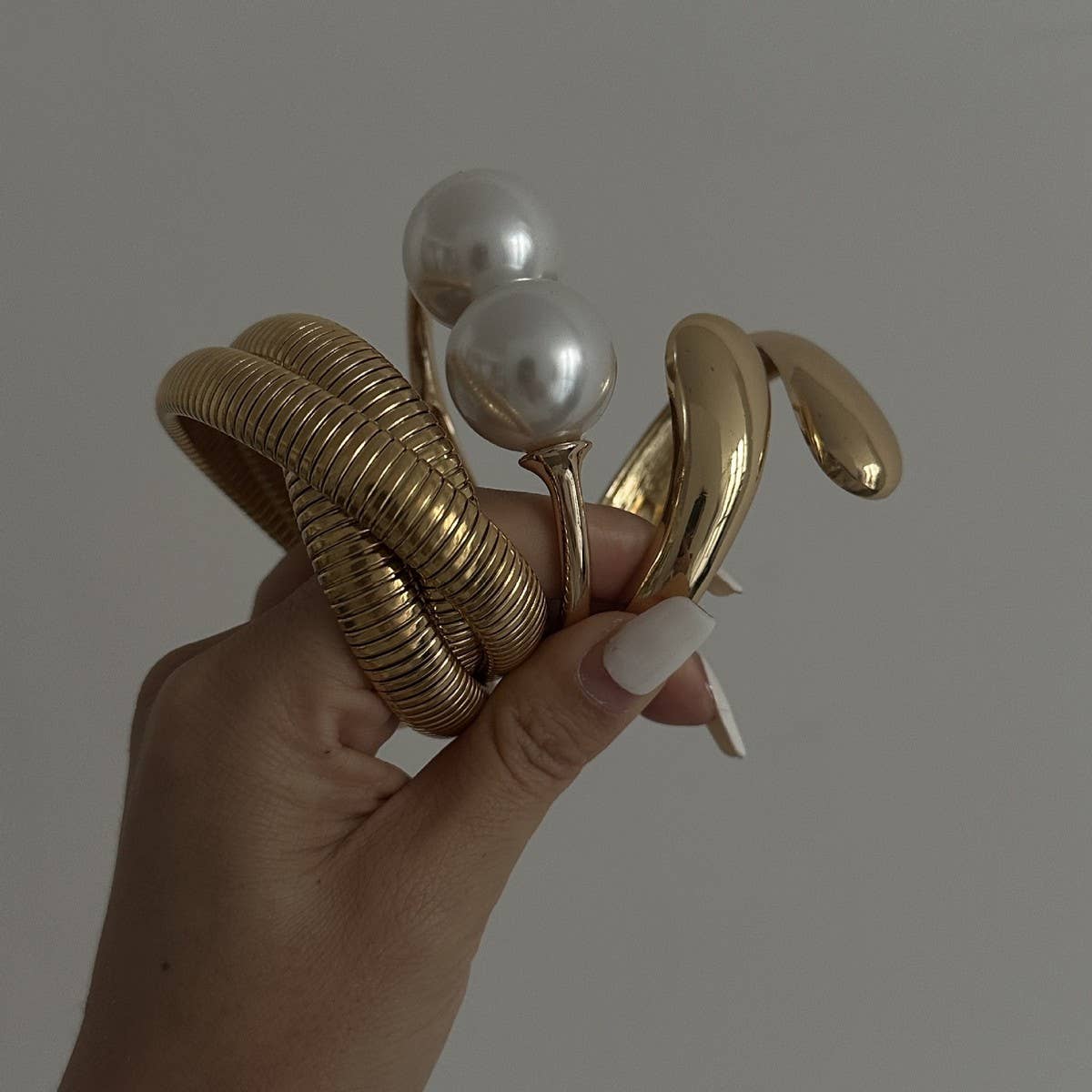 FASHIONABLE OPEN METAL DESIGN BRACELET