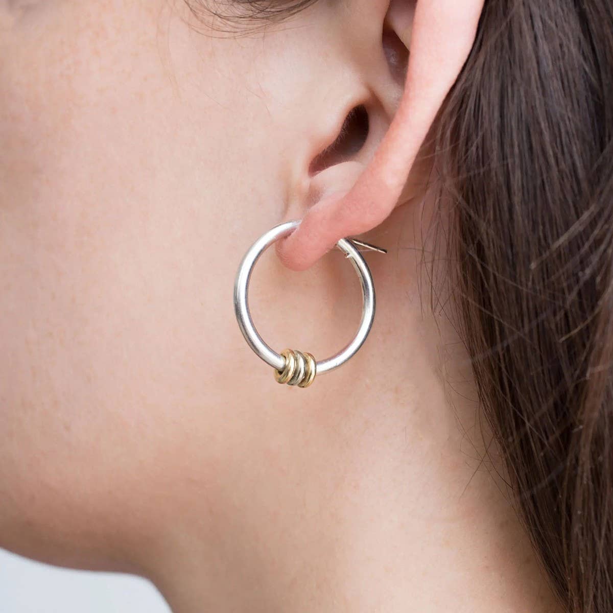 STAINLESS STEEL CONTRASTING HOOP EARRINGS_CWASC1690