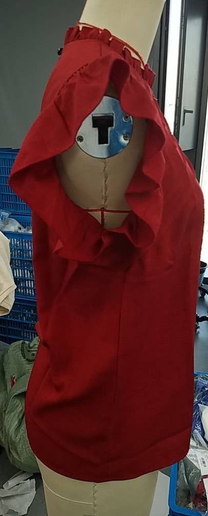 Solid color shirt with pleated shoulder sleeves