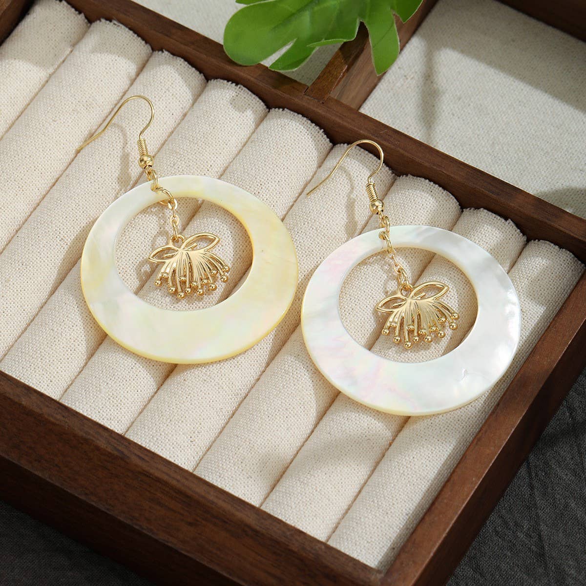 FASHION VINTAGE NATURAL WHITE SHELL EARRINGS_CWMM4281