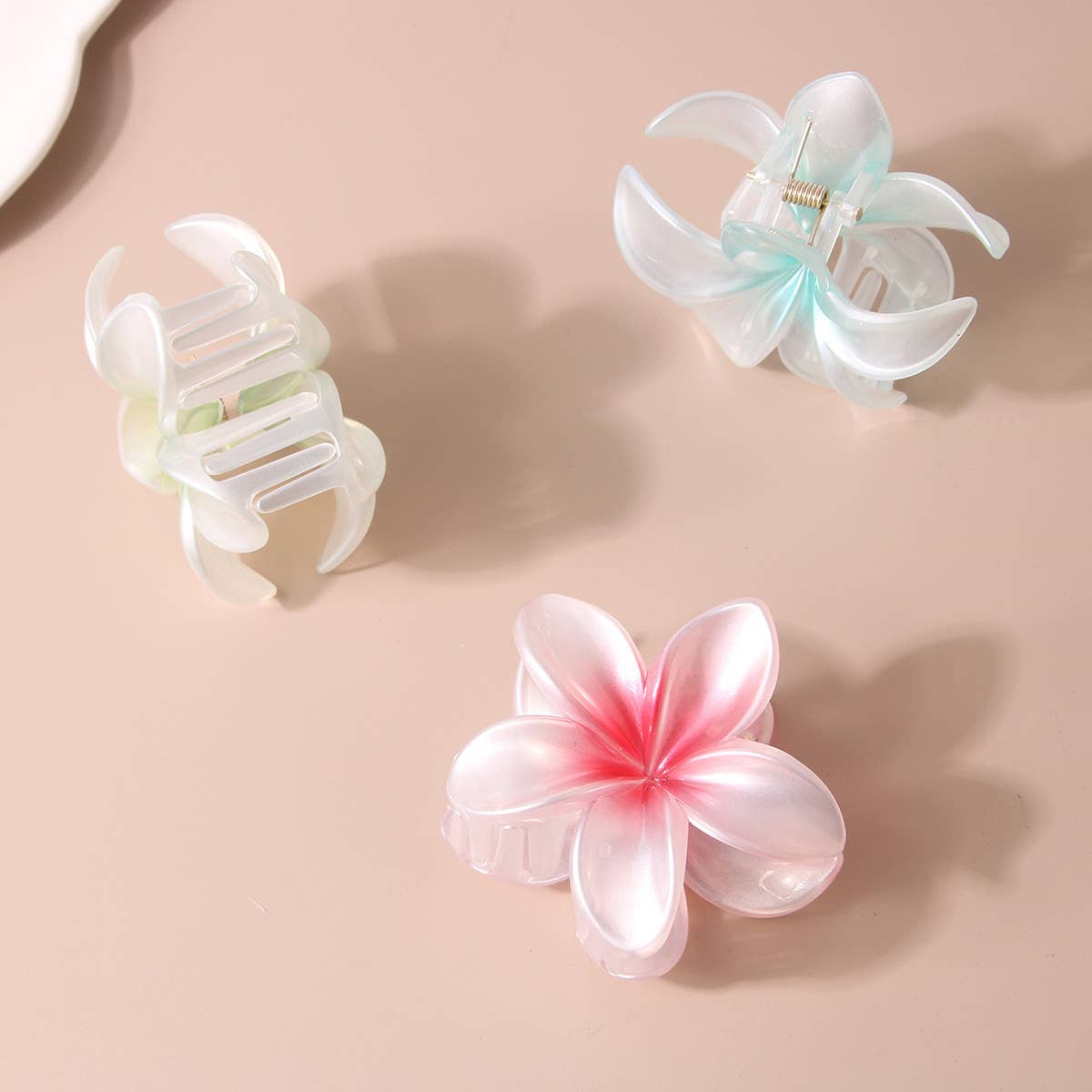 Pearlescent Flower Hair Claw - Gradient Chic Clip_CWAHA1044