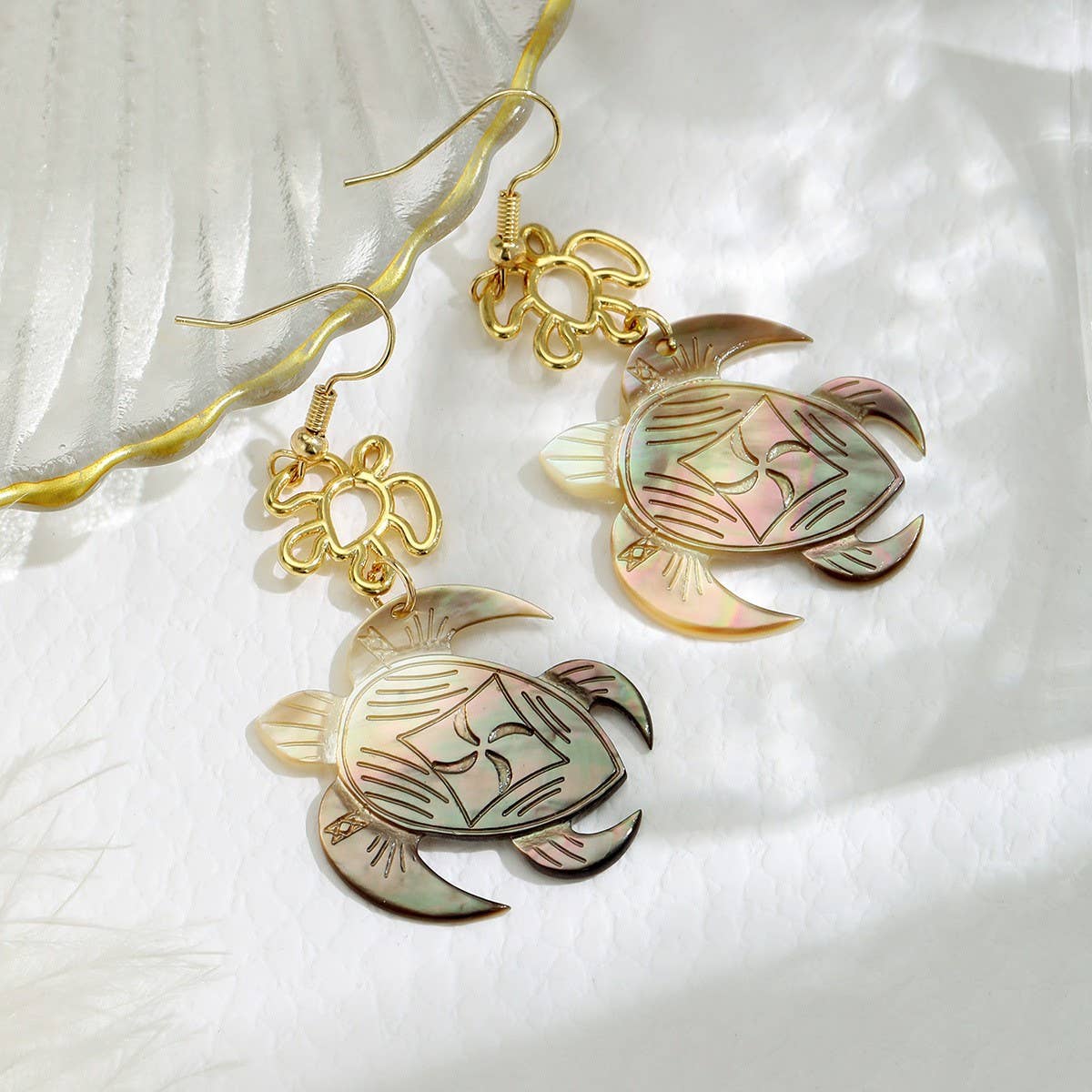 SIMPLE BLACK SHELL CARVED TURTLE EARRINGS_CWMM4328