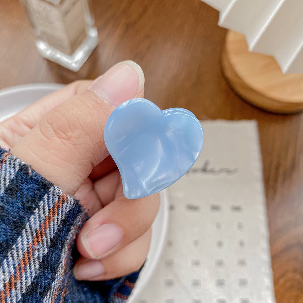 Cute acetic acid heart-shaped small clipper