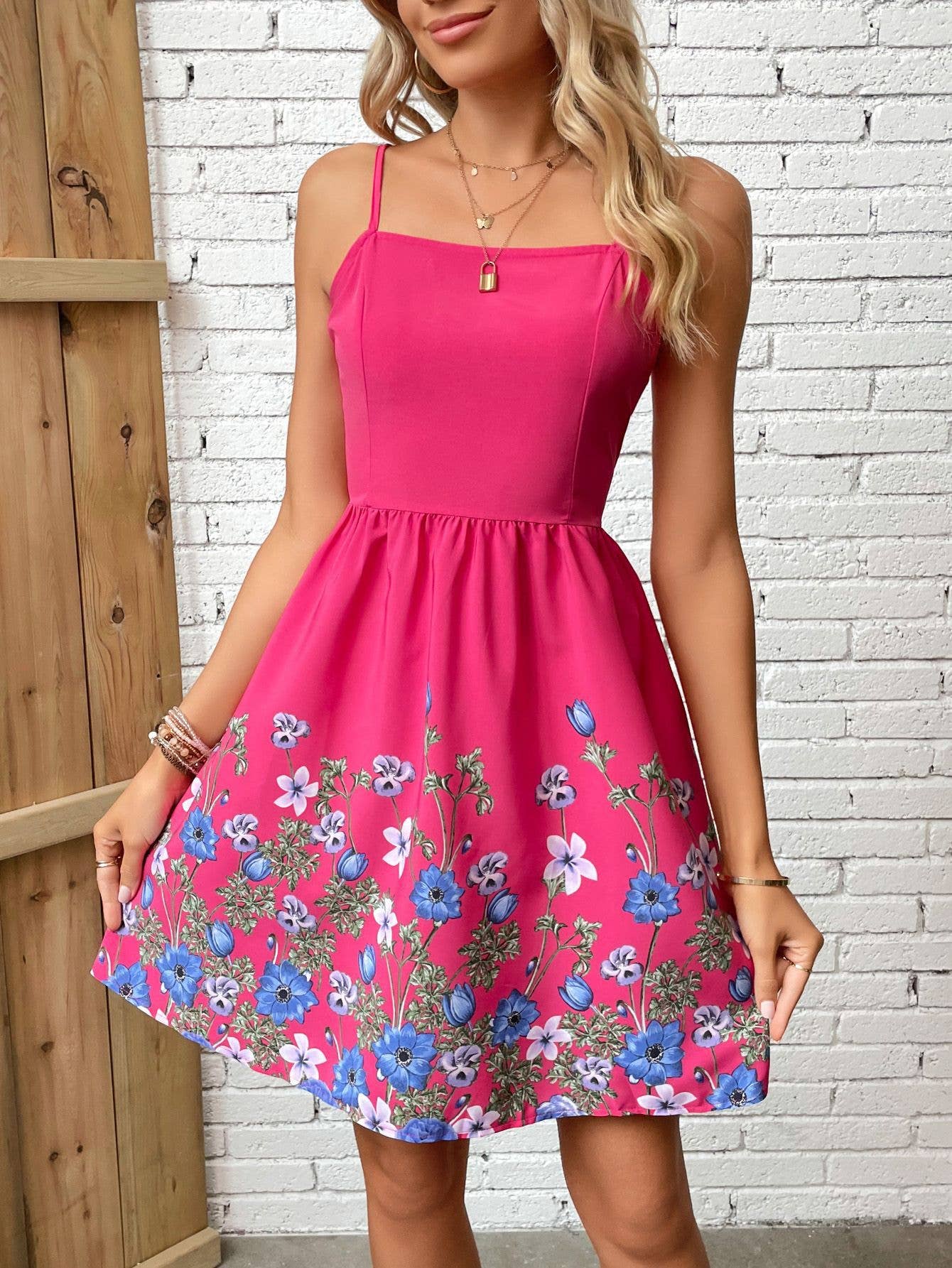 Short dress halter print and a cinched waist