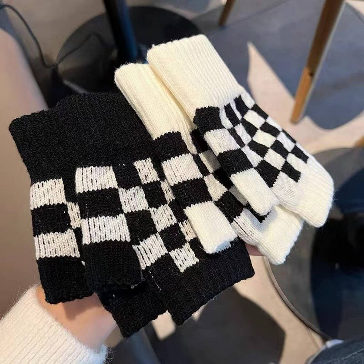 BLACK AND WHITE CHECKERBOARD HALF-FINGER GLOVES_CWAG0184