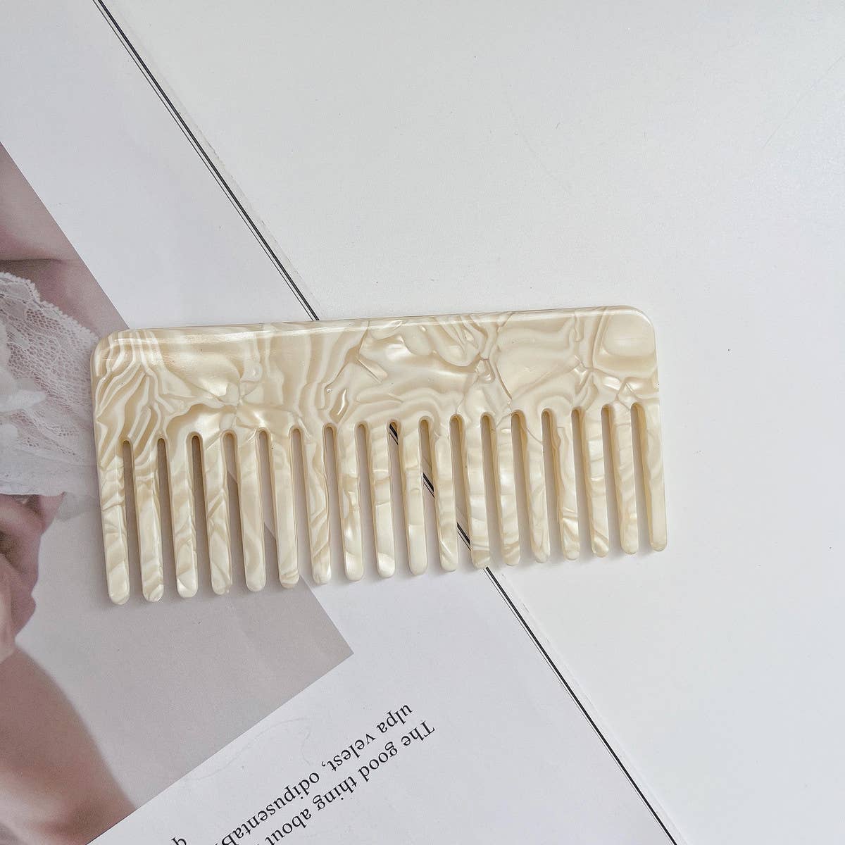 SIMPLE AND EXQUISITE PORTABLE COMB