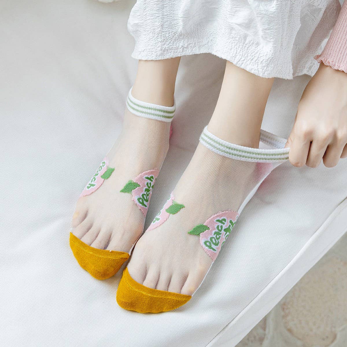 PEACH PRINT SHORT COLORED TRANSPARENT SOCKS_CWMS0400
