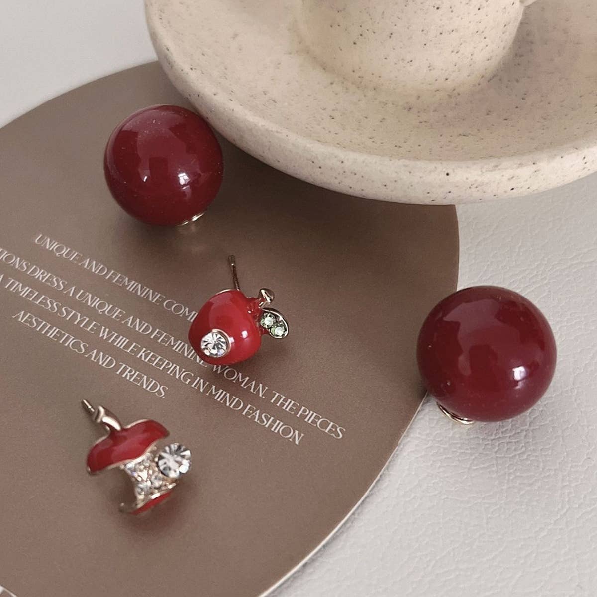 RETRO RED SMALL APPLE EARRINGS_CWAJE1309