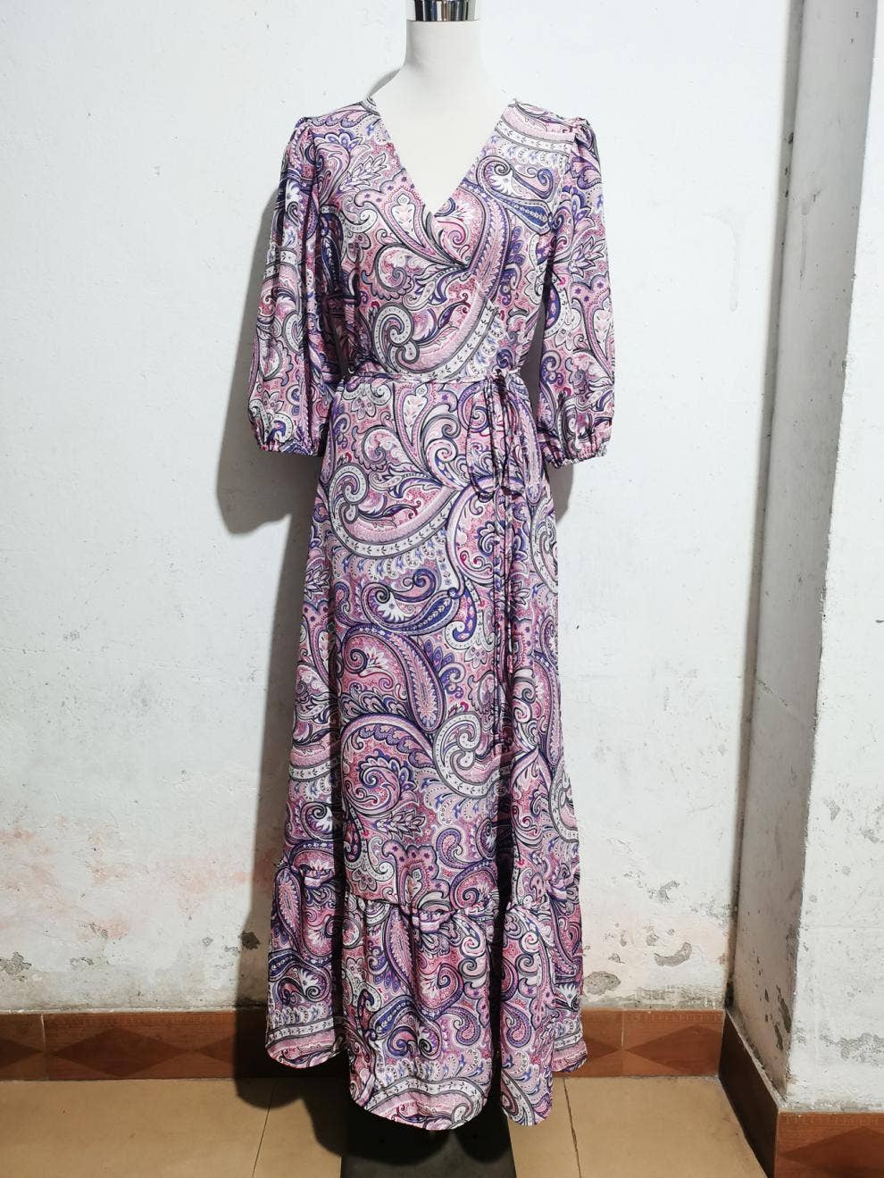 One-piece dress with lace-up V-neck puffy sleeves