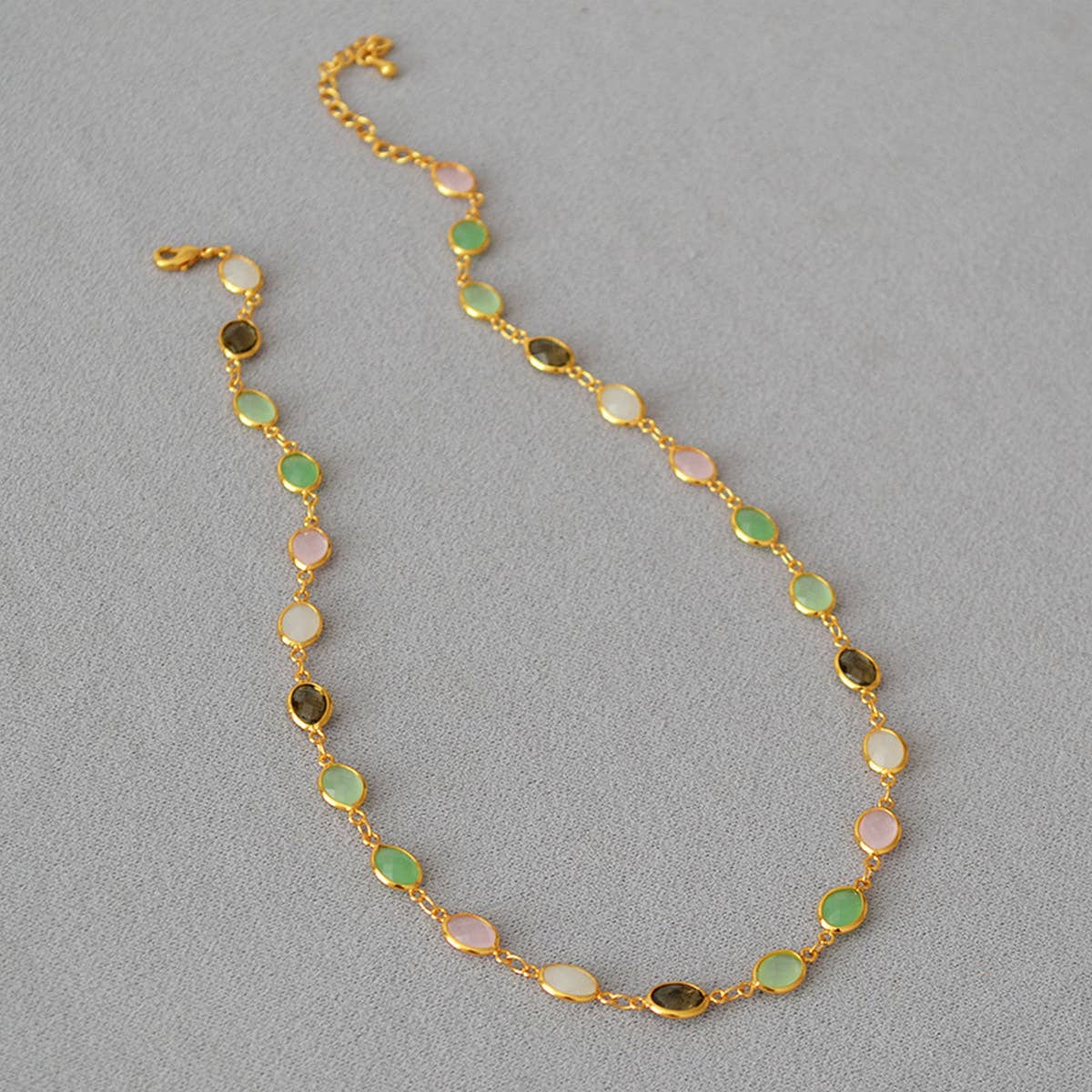 COLORED FACETED CRYSTAL GLASS NECKLACE
