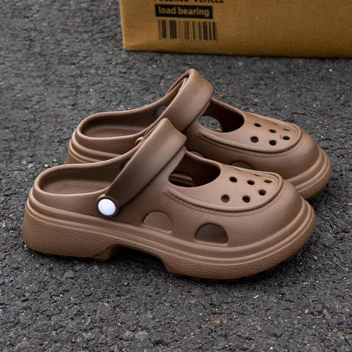 THICK-SOLED RETRO HOLE SANDALS