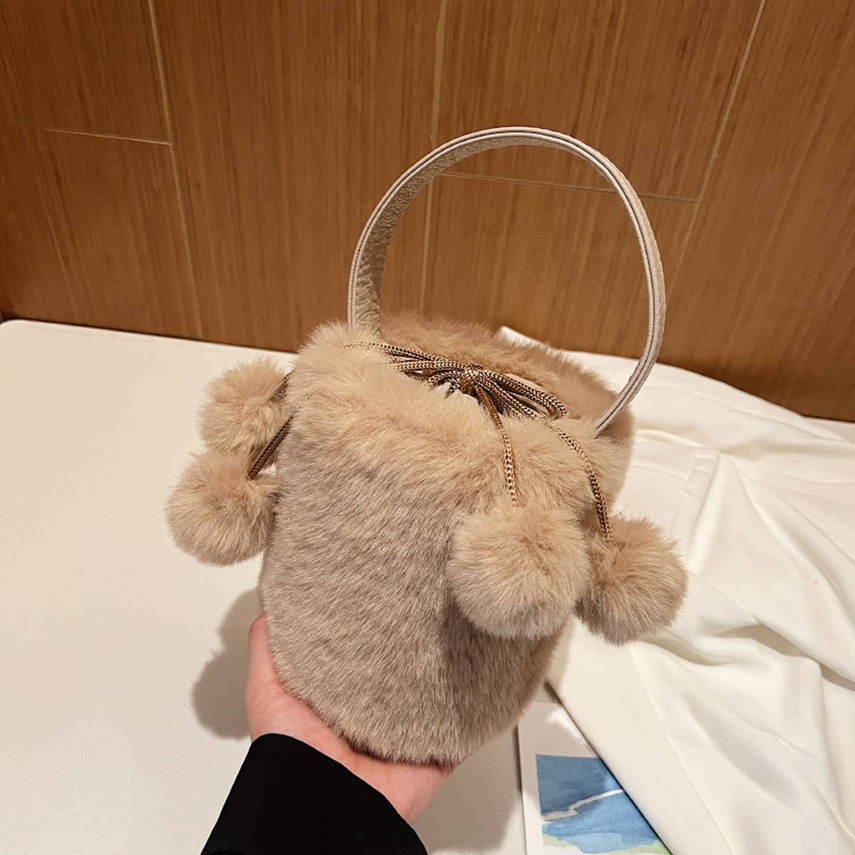 WINTER CROSSBODY DRAWSTRING PLUSH BUCKET BAG_CWAB3954