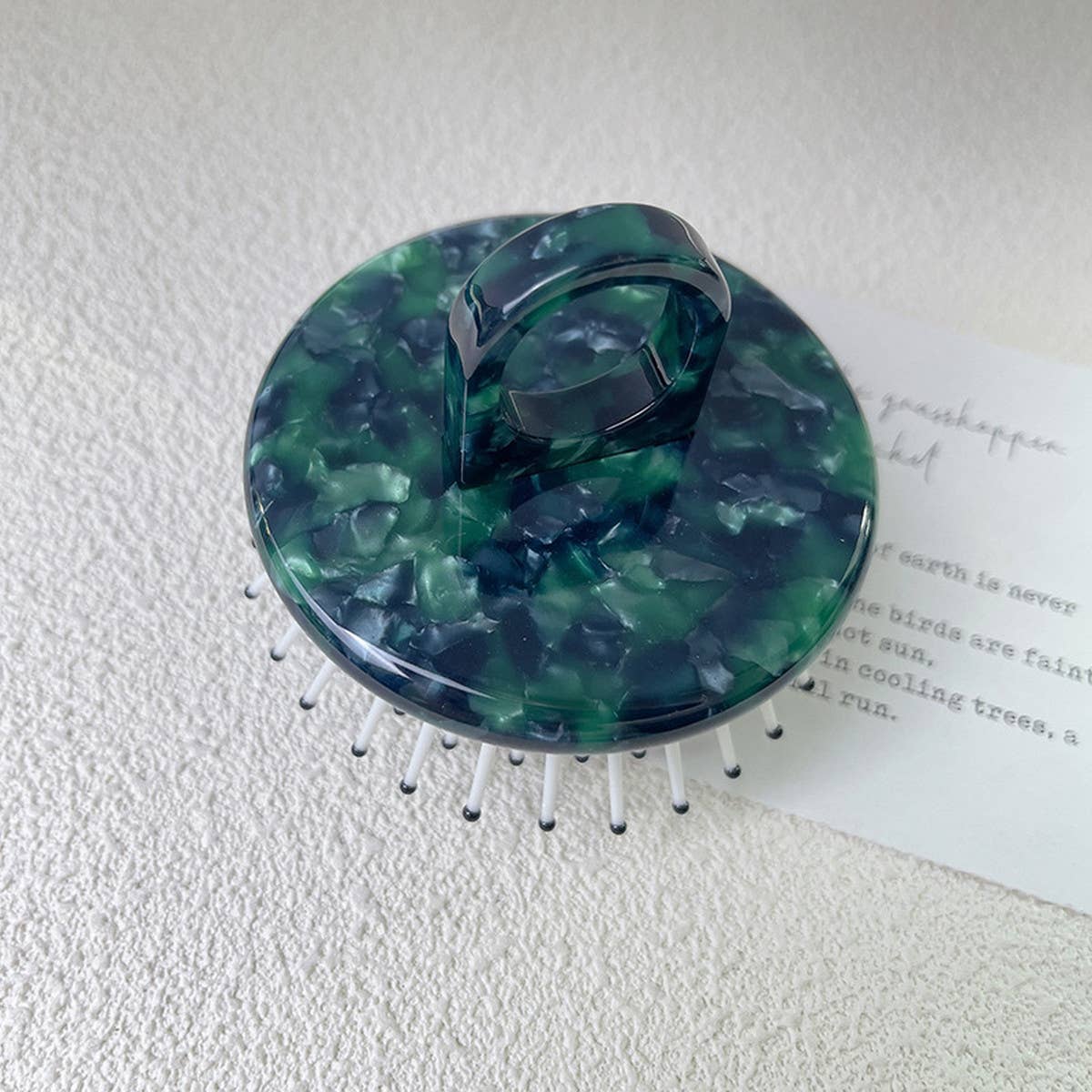 SIMPLE AND PORTABLE MASSAGE COMB