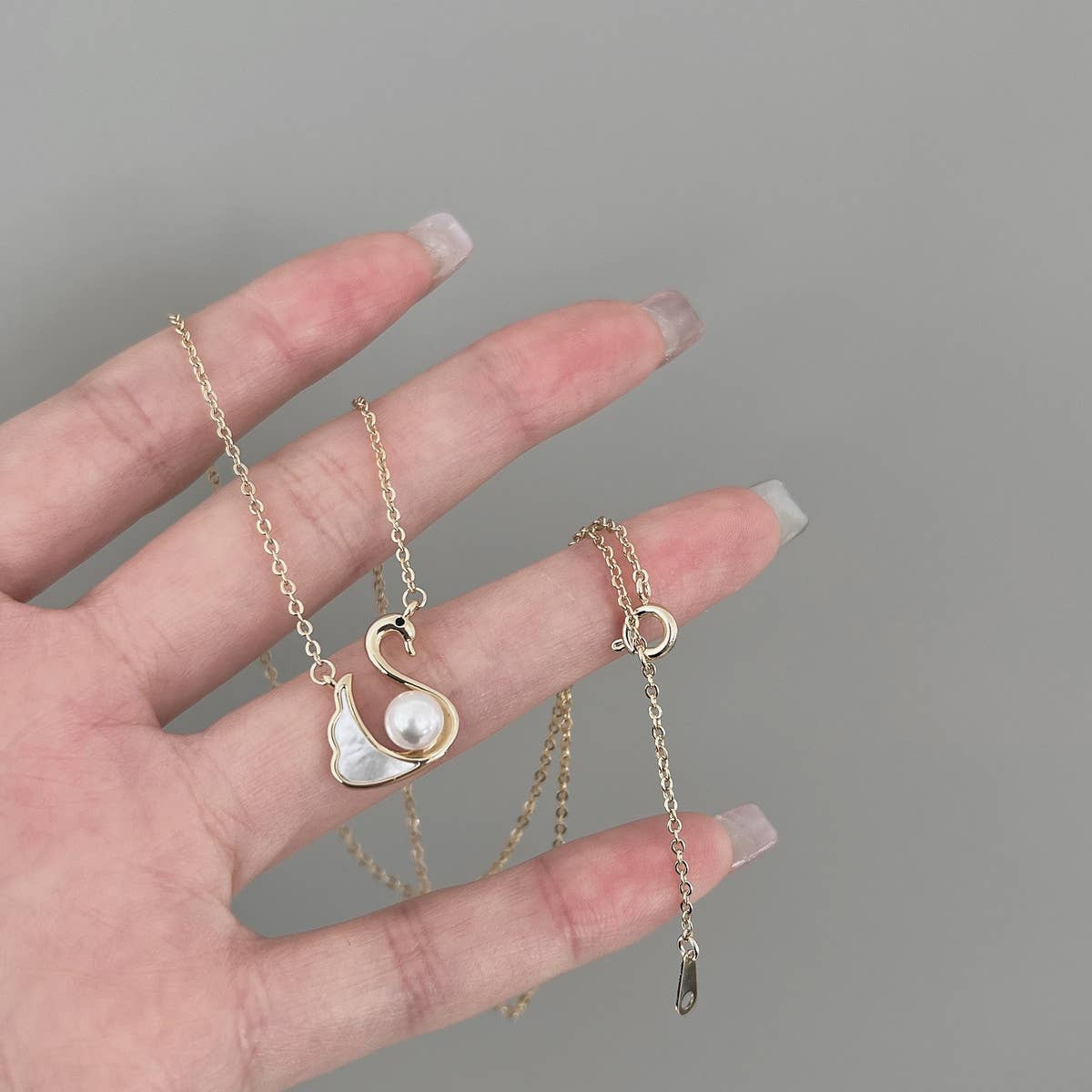 2024 SWAN PEARL NECKLACE_CWAJE1280