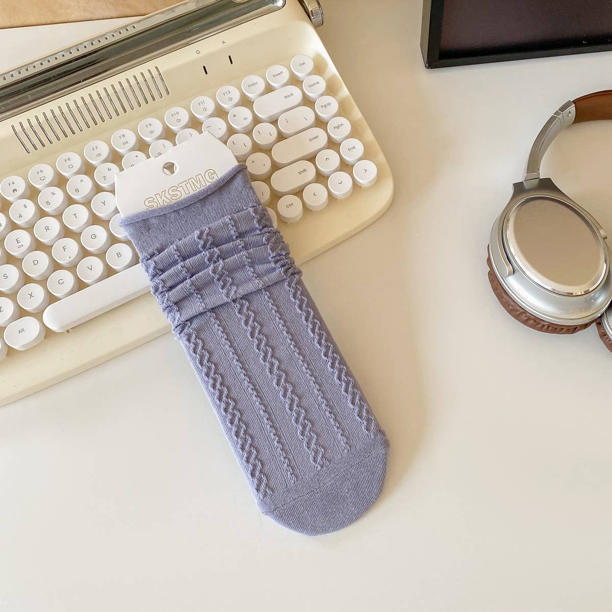 MIDDLE-TUBE STRAIGHT SOCKS WITH CURLED EDGES