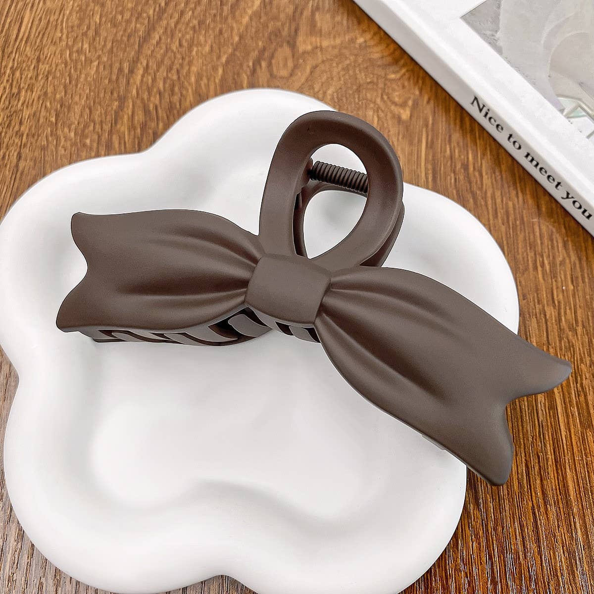 Versatile fashionable hollowed-out grab clip