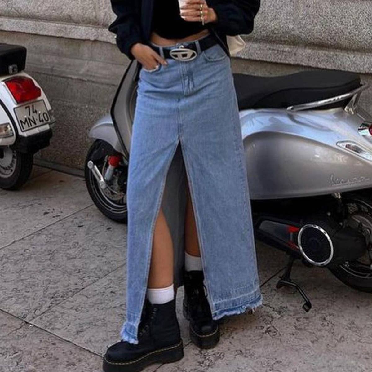 Loose slit denim skirt with brushed edges