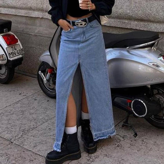 Loose slit denim skirt with brushed edges