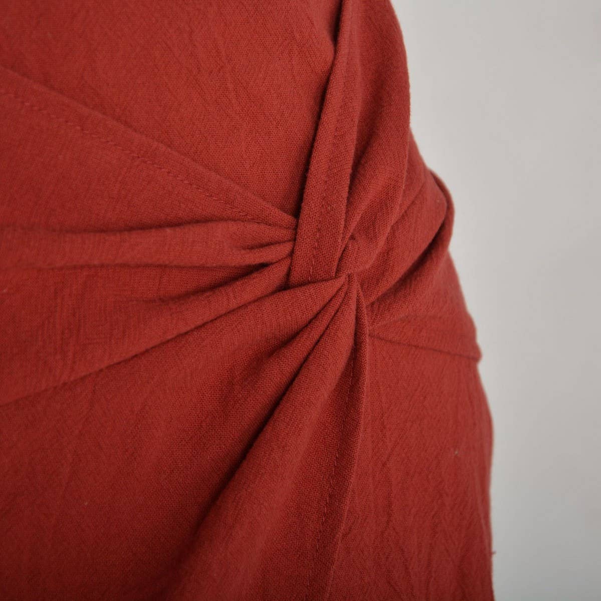 HIGH WAIST COTTON AND LINEN TWISTED SKIRT