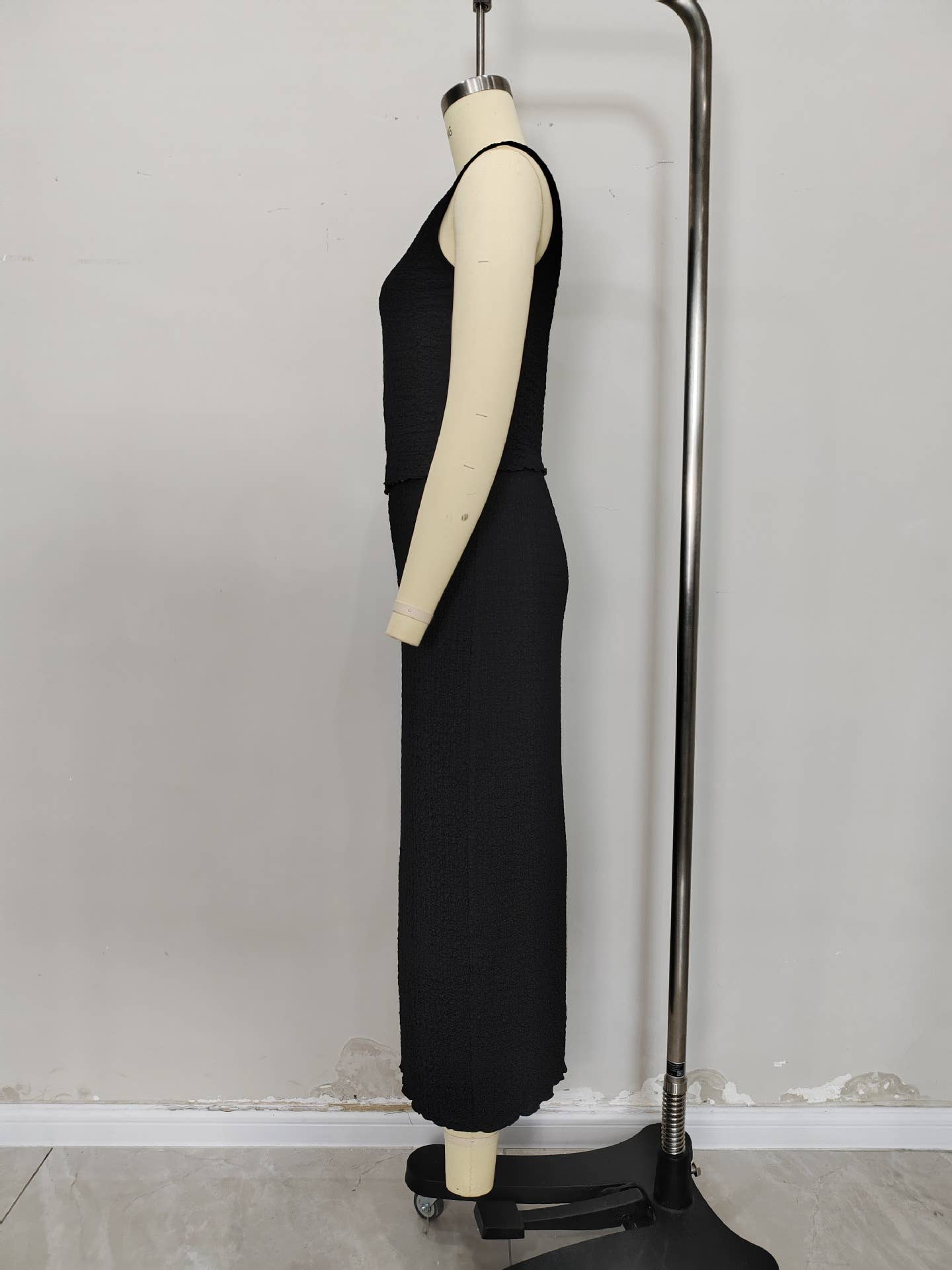 Sleeveless button-down top embossed skirt set