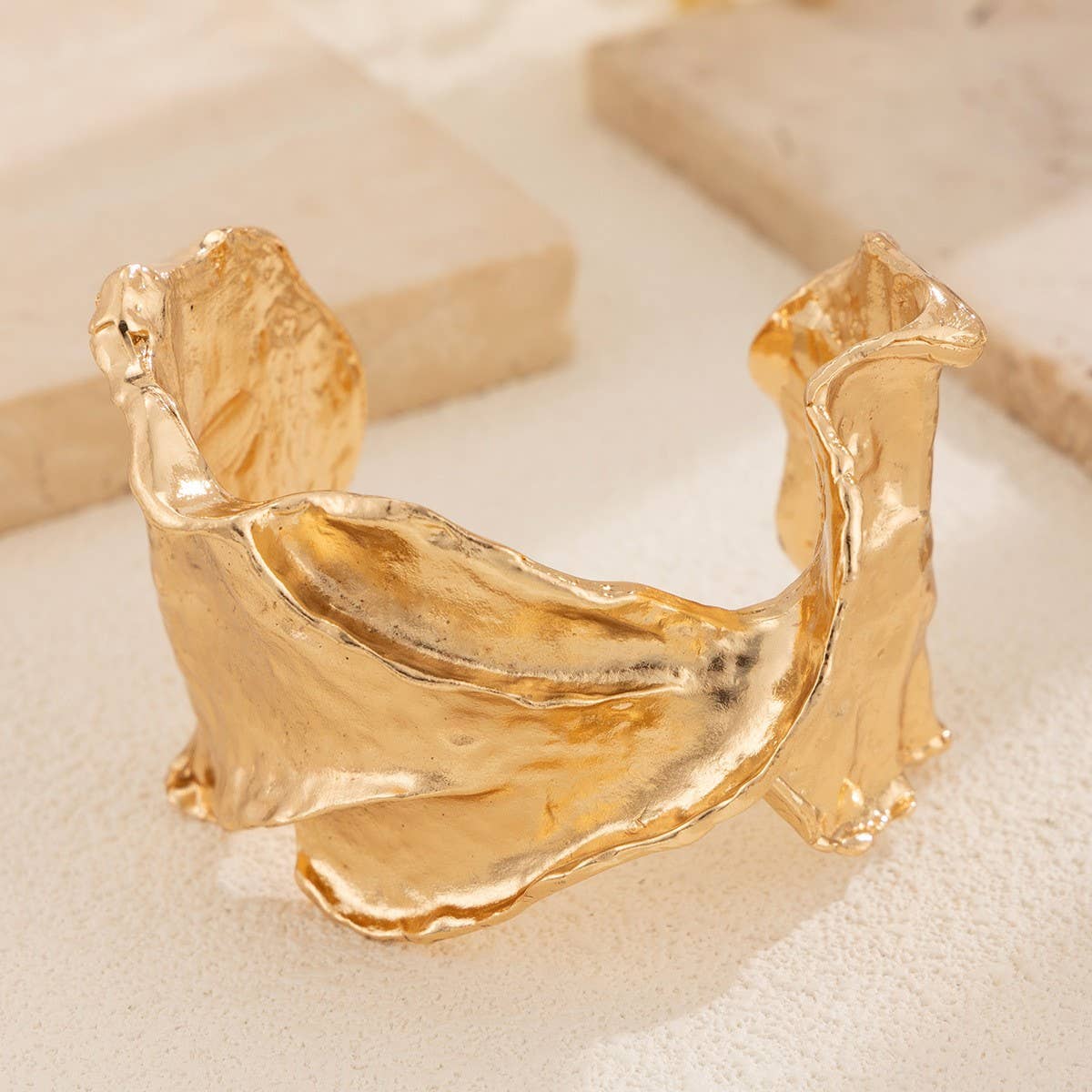 EXAGGERATED FOLDS HIGH-GRADE IRREGULAR BRACELET_CWMM3125