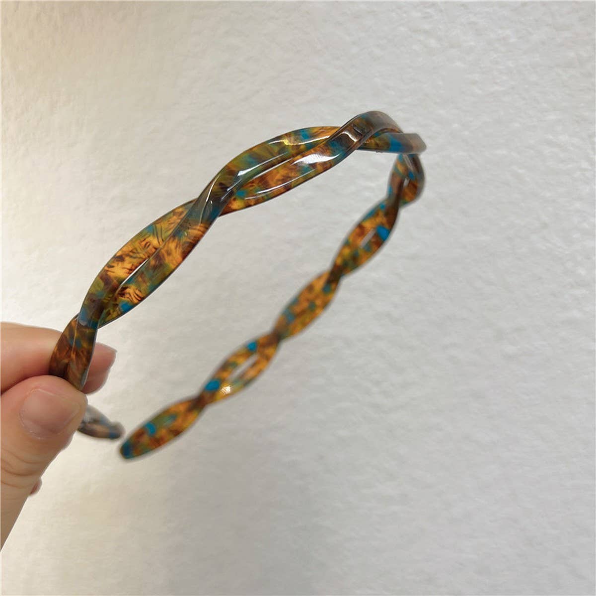 SMALL TWISTED HAIRBAND FOR EVERYDAY WEAR_CWAHA2686