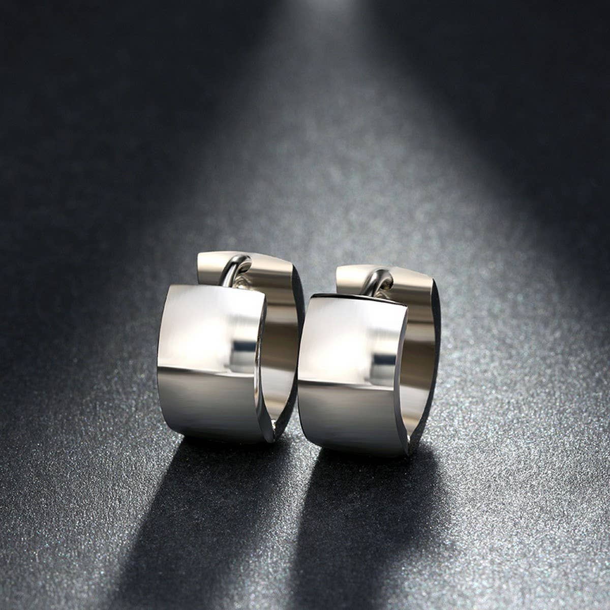 SMALL 18K GOLD HUGGIE HINGED HOOP EARRINGS_CWAJE0568