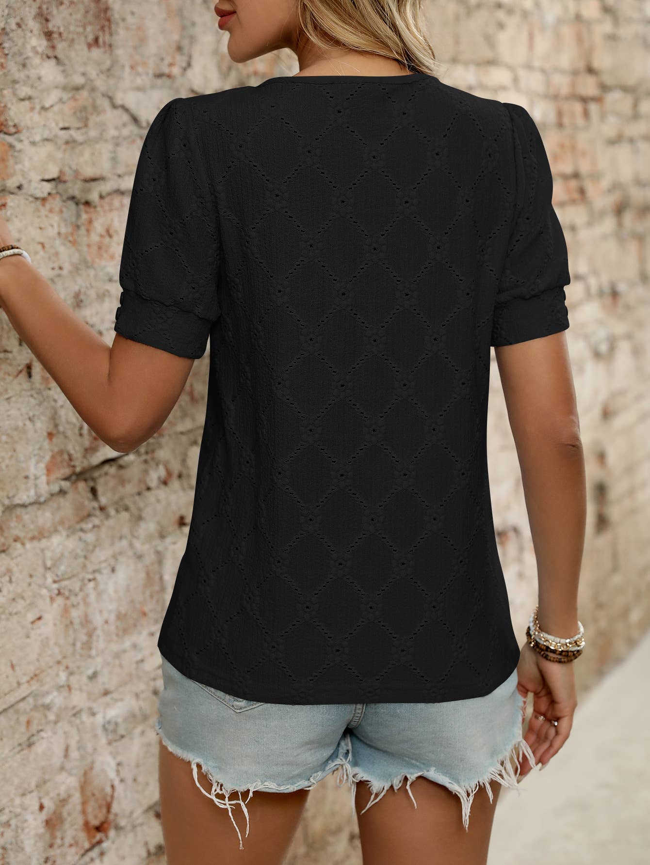 Solid color round neck cut-out button T-shirt