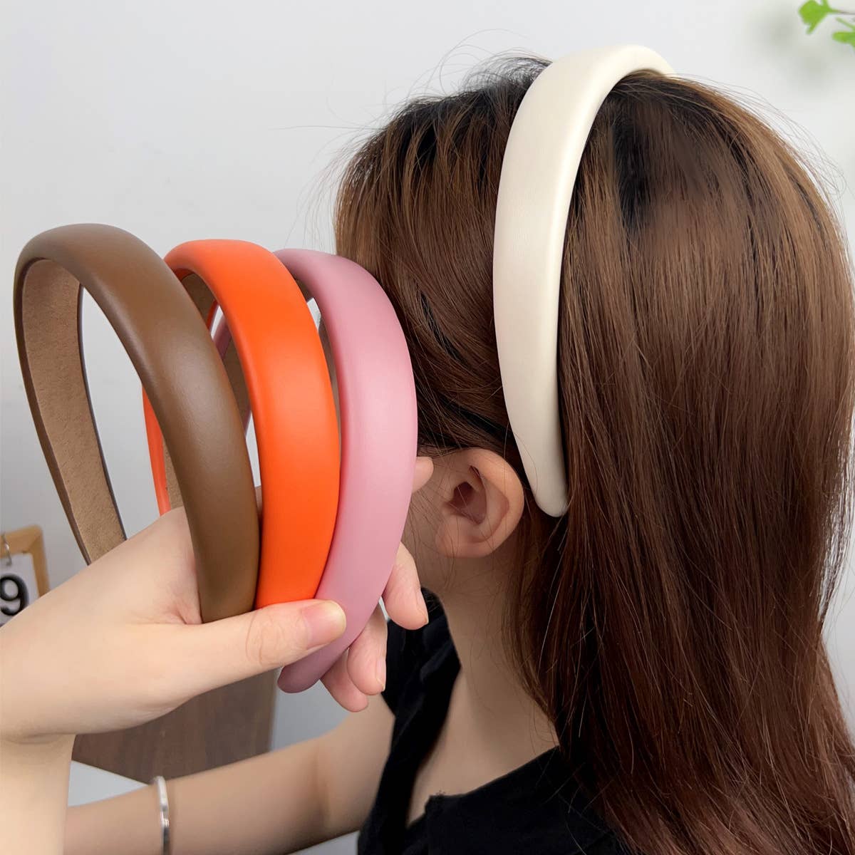 Solid wide-sided sponge high cranial top hairband