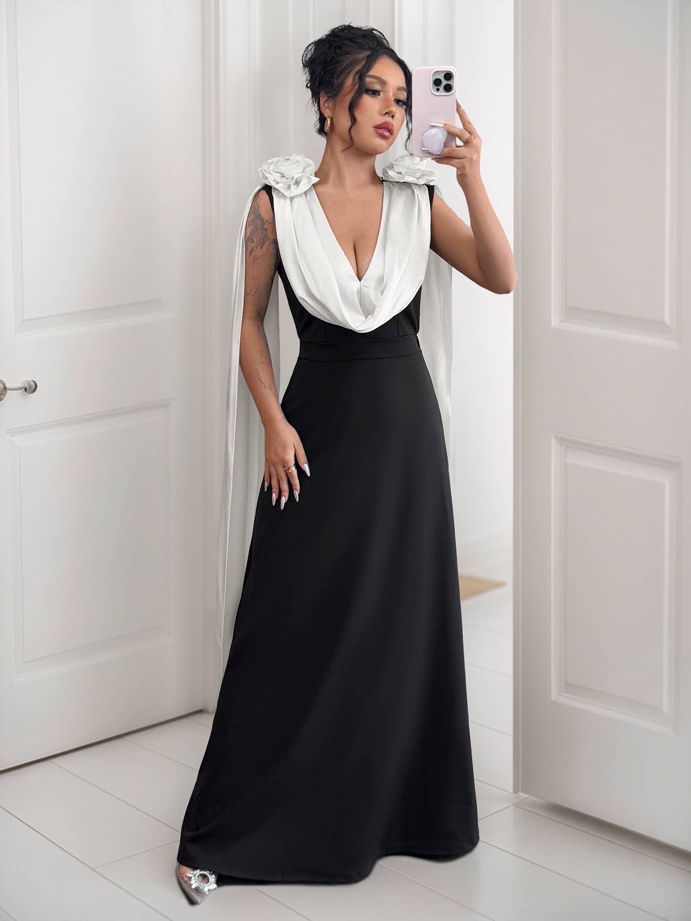 V-neck contrasting color sleeveless dress