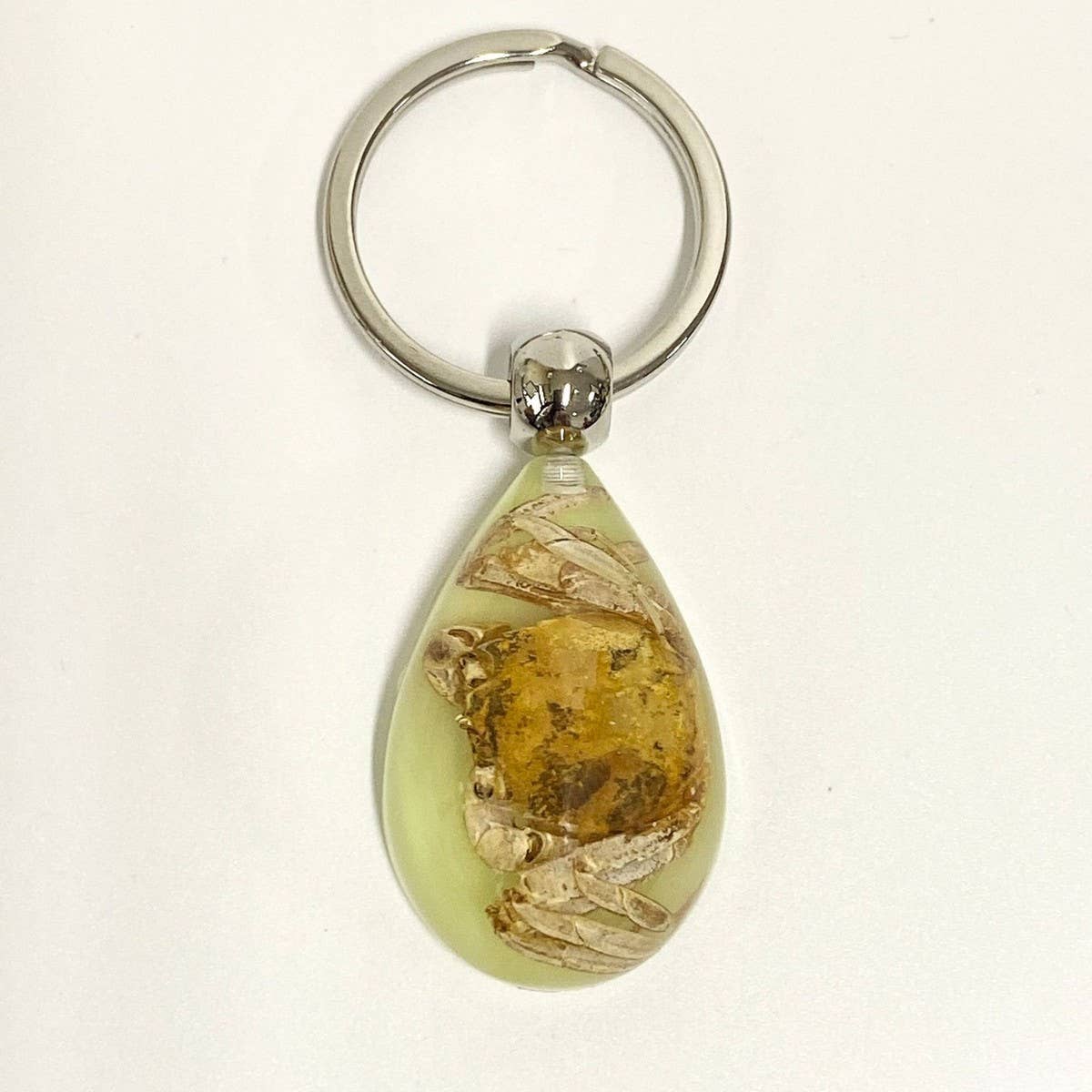AMBER GLOW-IN-THE-DARK INSECT KEYCHAIN PENDANT_CWMM3698