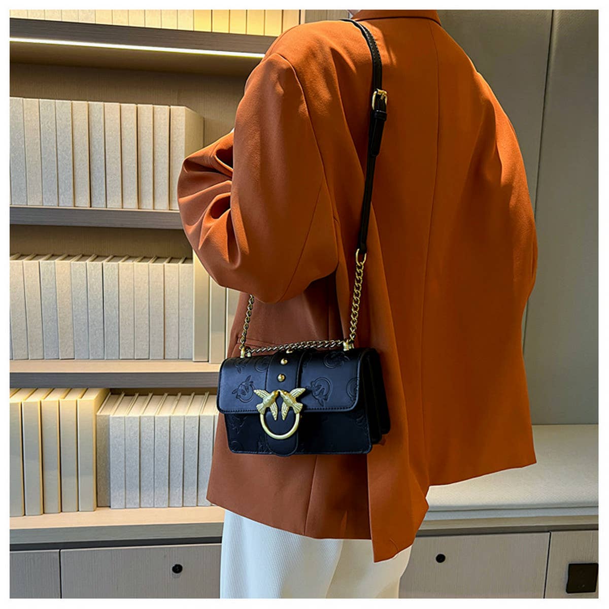 STYLISH EMBOSSED METAL CHAIN SHOULDER BAG_CWAB1577