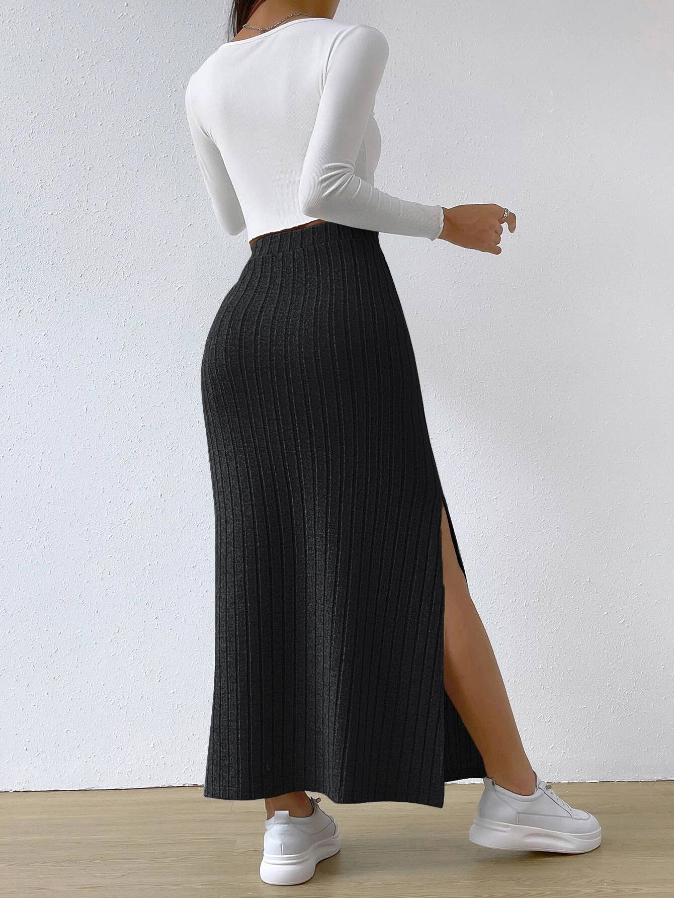 High-waisted side-slit form-fitting skirt